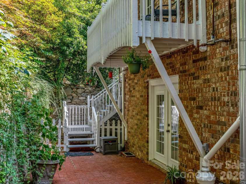 163 Northern Lights Lane, Hendersonville, NC 28739.  MLS# CAR4358817, YatesRealty ID 4948. 