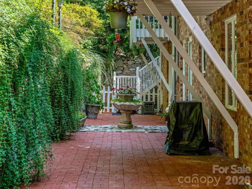 163 Northern Lights Lane, Hendersonville, NC 28739.  MLS# CAR4358817, YatesRealty ID 4948. 