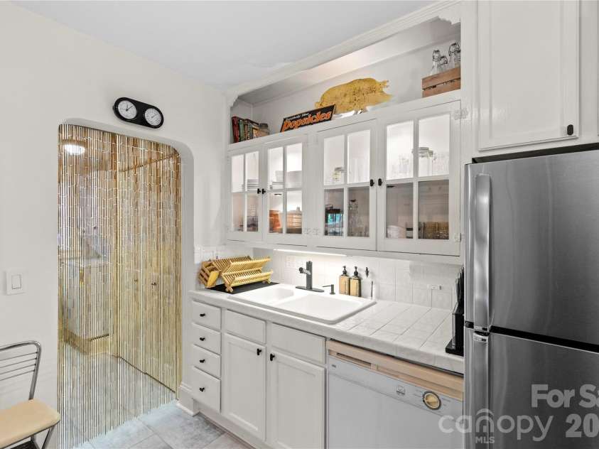 1707 Club Road, Charlotte, NC 28205.  MLS# CAR4422681, YatesRealty ID 49482. 