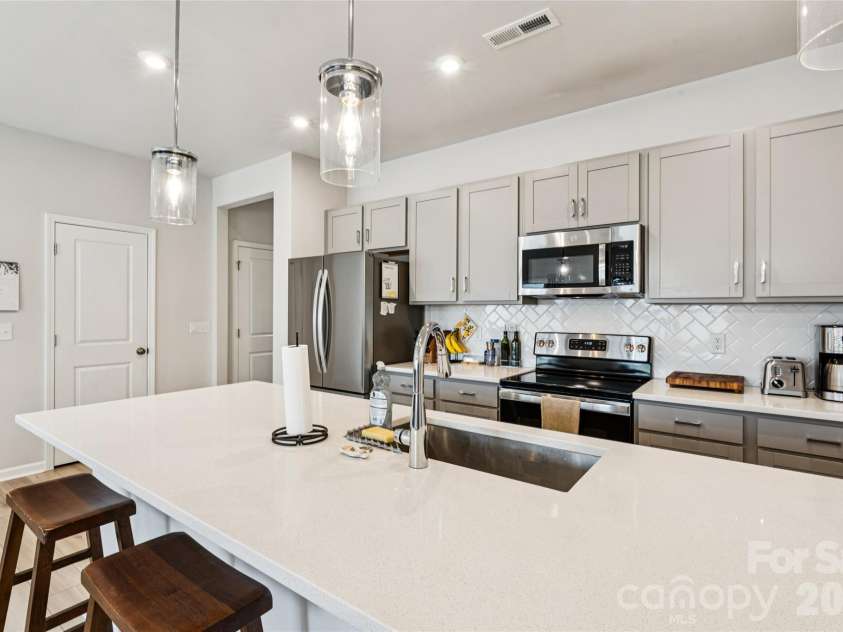 3132 Hutton Gardens Lane, Charlotte, NC 28269.  MLS# CAR4422591, YatesRealty ID 49489. Kitchen