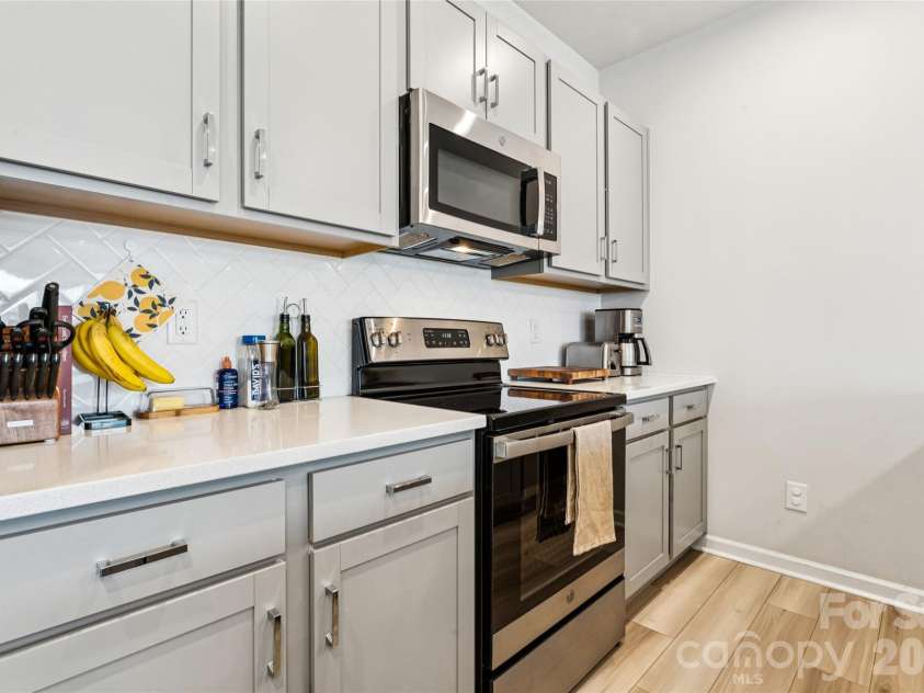 3132 Hutton Gardens Lane, Charlotte, NC 28269.  MLS# CAR4422591, YatesRealty ID 49489. Kitchen