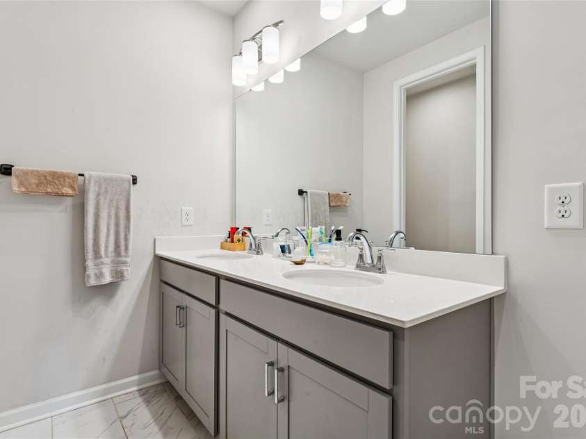 3132 Hutton Gardens Lane, Charlotte, NC 28269.  MLS# CAR4422591, YatesRealty ID 49489. Primary Bathroom
