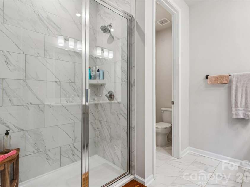 3132 Hutton Gardens Lane, Charlotte, NC 28269.  MLS# CAR4422591, YatesRealty ID 49489. Primary Bathroom