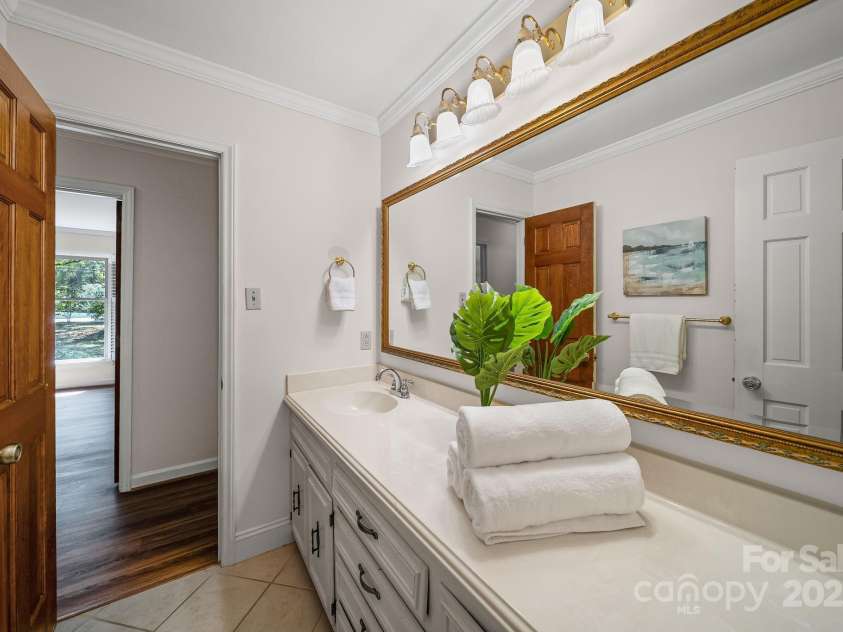 1676 Partridge Circle, Lancaster, SC 29720.  MLS# CAR4296383, YatesRealty ID 4949. Hall Bath