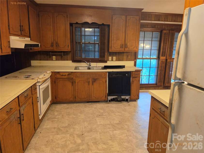 7616 Christie Lane, Charlotte, NC 28217.  MLS# CAR4422699, YatesRealty ID 49491. 