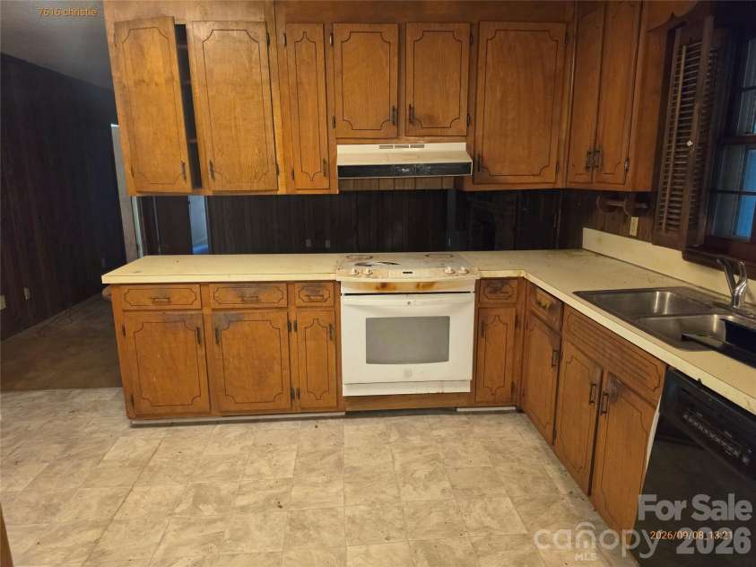 7616 Christie Lane, Charlotte, NC 28217.  MLS# CAR4422699, YatesRealty ID 49491. 