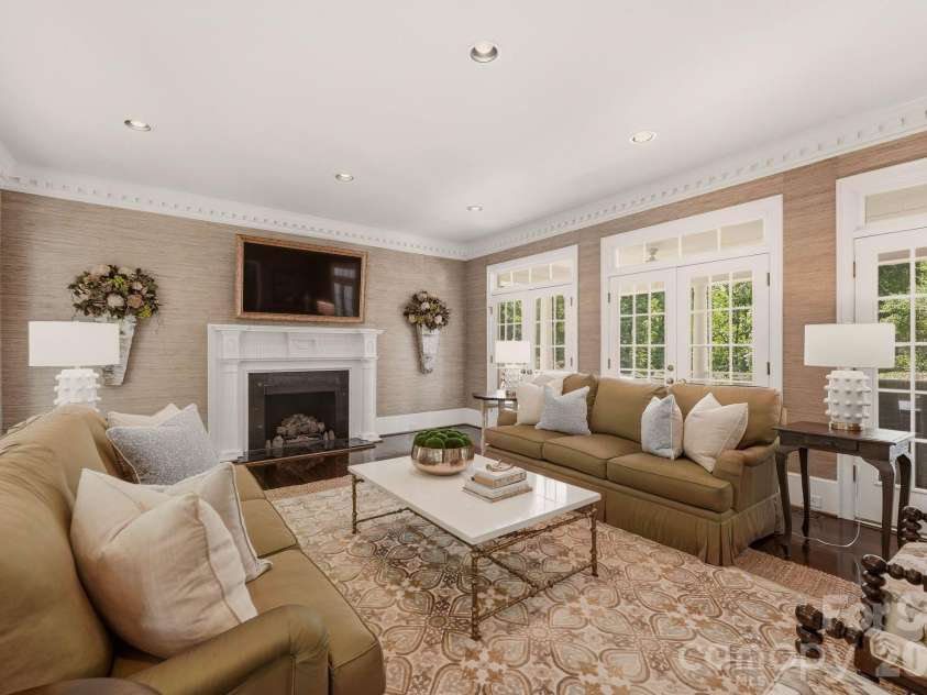 2611 Oakmeade Drive, Charlotte, NC 28270.  MLS# CAR4416855, YatesRealty ID 49493. Great room