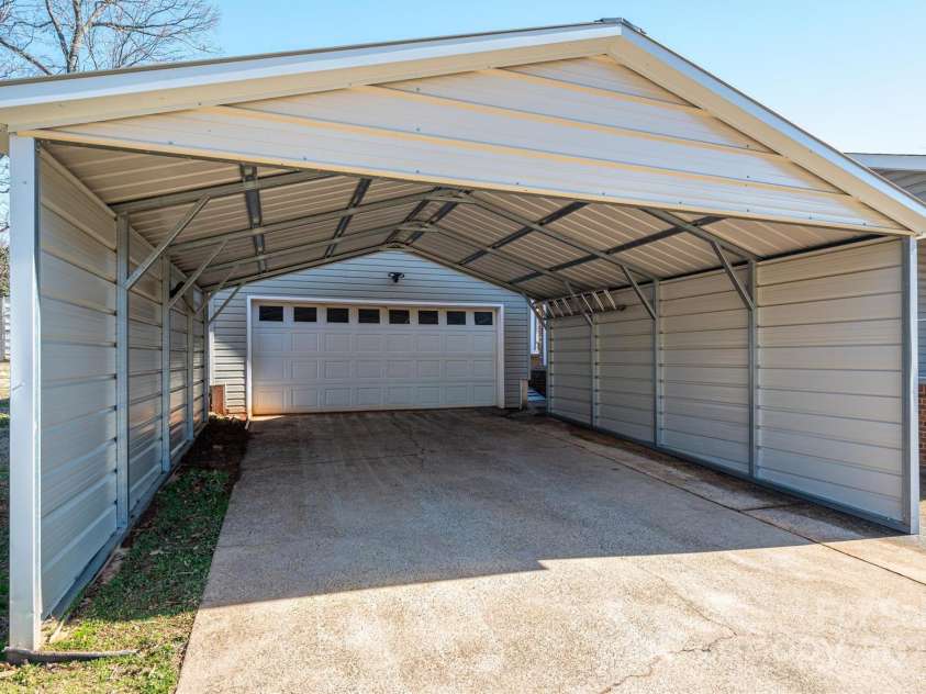 9026 Longview Drive, Charlotte, NC 28214.  MLS# CAR4226827, YatesRealty ID 4950. 