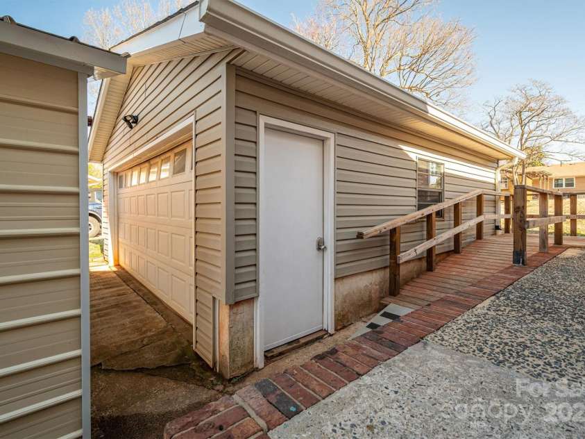 9026 Longview Drive, Charlotte, NC 28214.  MLS# CAR4226827, YatesRealty ID 4950. 