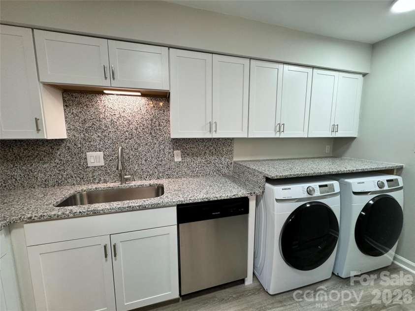 1906 Mereview Court, Charlotte, NC 28210.  MLS# CAR4422728, YatesRealty ID 49516. 