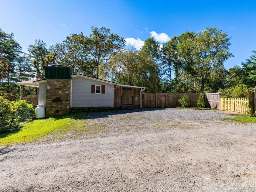 38 Mountainberry Lane, Fairview, NC 28730.  MLS# CAR4345416, YatesRealty ID 49519. 