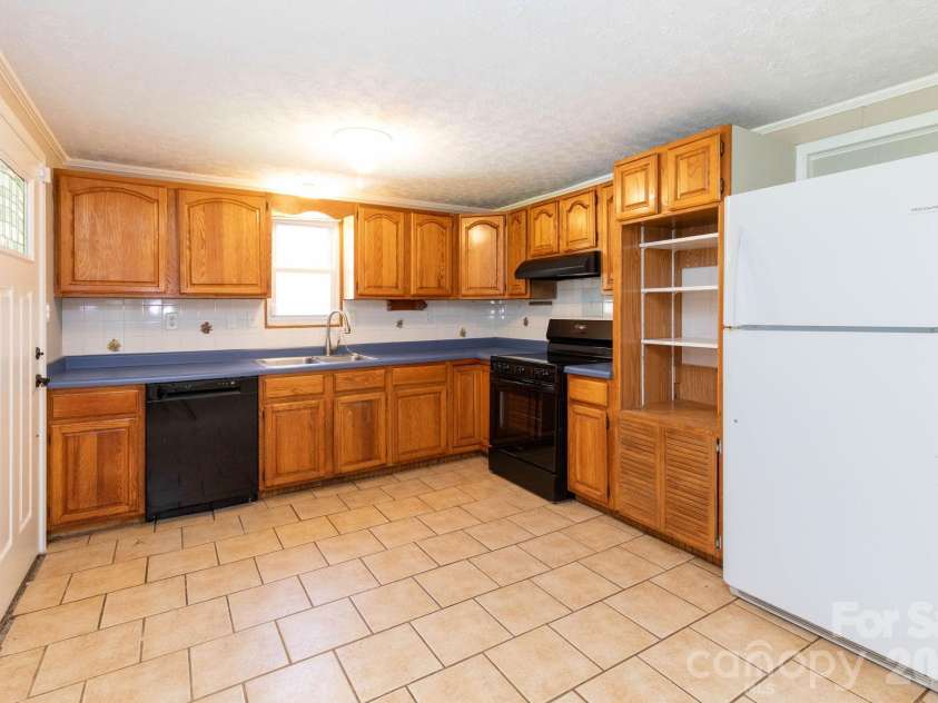 38 Mountainberry Lane, Fairview, NC 28730.  MLS# CAR4345416, YatesRealty ID 49519. 