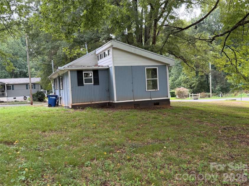 1442 School Street, Statesville, NC 28677.  MLS# CAR4422803, YatesRealty ID 49521. 