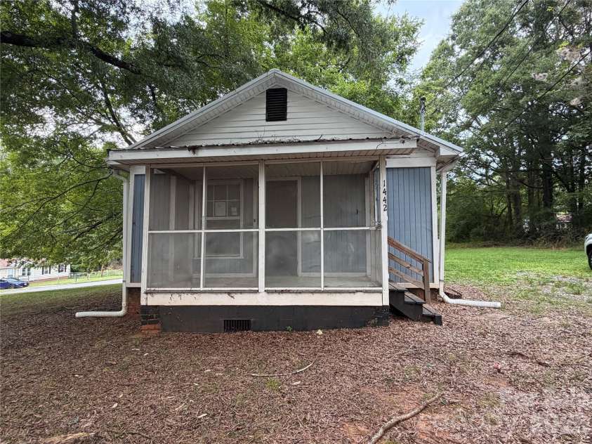 1442 School Street, Statesville, NC 28677.  MLS# CAR4422803, YatesRealty ID 49521. 