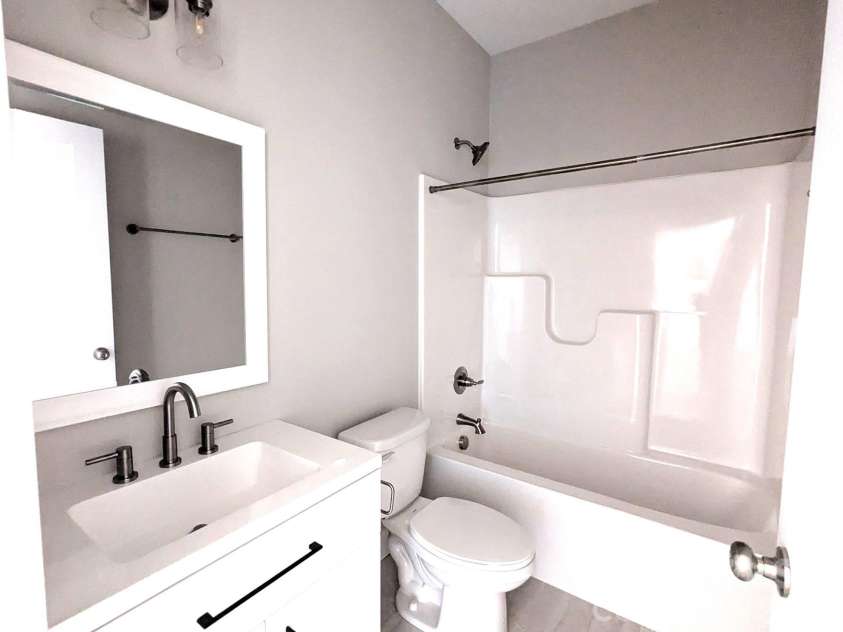 1609 Sutherland Avenue, Monroe, NC 28110.  MLS# CAR4421643, YatesRealty ID 49524. Hall Bath
