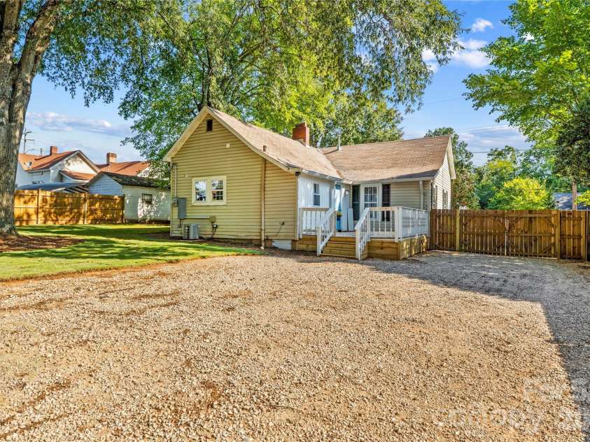 209 Wilson Avenue, Mooresville, NC 28115.  MLS# CAR4422376, YatesRealty ID 49527. 