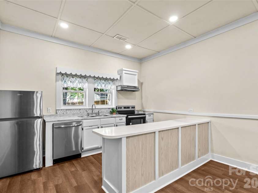 209 Wilson Avenue, Mooresville, NC 28115.  MLS# CAR4422376, YatesRealty ID 49527. Open Kitchen with Breakfast Bar