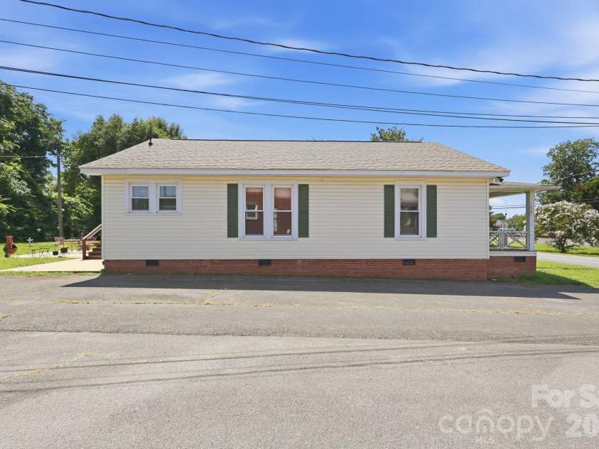 313 Ridge Avenue, Kannapolis, NC 28083.  MLS# CAR4405624, YatesRealty ID 49529. 