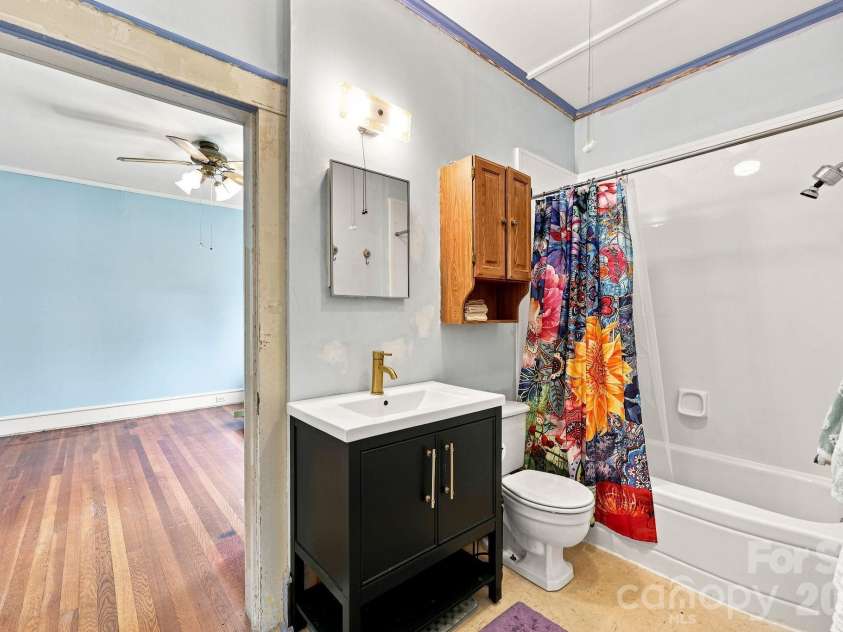 313 Ridge Avenue, Kannapolis, NC 28083.  MLS# CAR4405624, YatesRealty ID 49529. Jack-n-Jill Bathroom