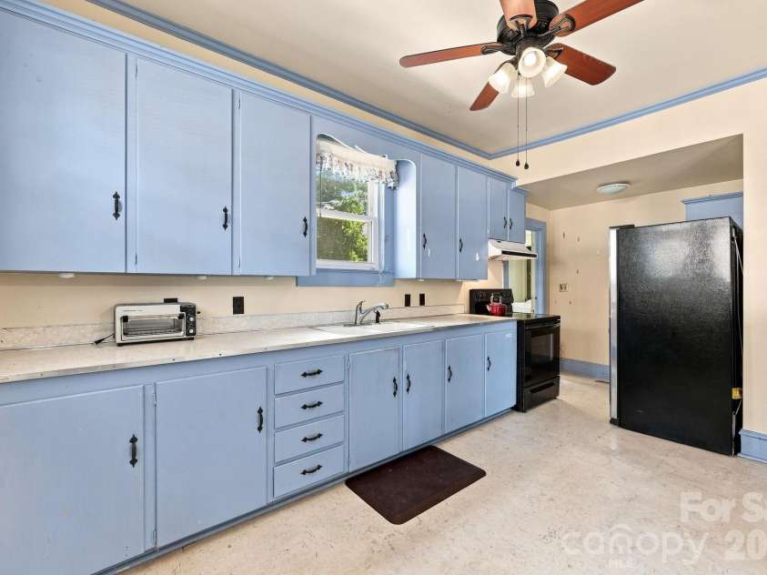 313 Ridge Avenue, Kannapolis, NC 28083.  MLS# CAR4405624, YatesRealty ID 49529. Kitchen