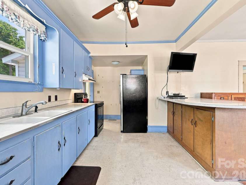 313 Ridge Avenue, Kannapolis, NC 28083.  MLS# CAR4405624, YatesRealty ID 49529. Kitchen