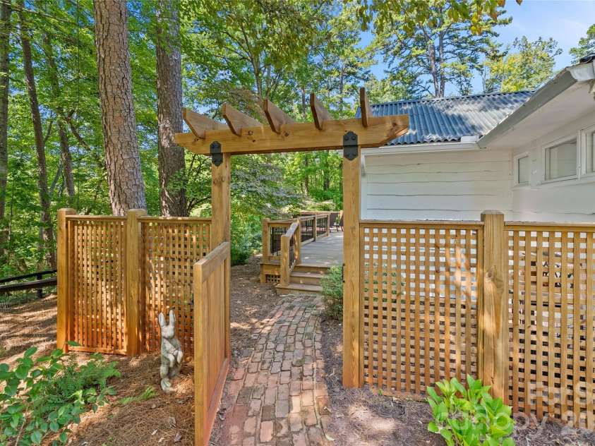 566 Canebrake Road, Tryon, NC 28782.  MLS# CAR4299420, YatesRealty ID 4954. Custom fencing including a back yard that is fenced for pets.