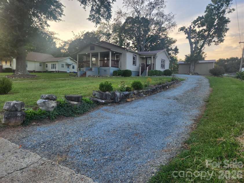 8 summit Avenue, Granite Falls, NC 28630.  MLS# CAR4422269, YatesRealty ID 49545. Driveway