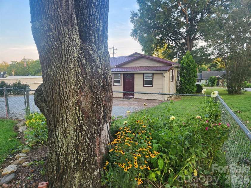 8 summit Avenue, Granite Falls, NC 28630.  MLS# CAR4422269, YatesRealty ID 49545. Homes Back Entry & Wide Parking Area