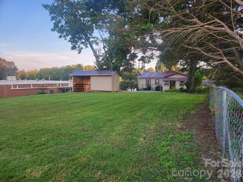8 summit Avenue, Granite Falls, NC 28630.  MLS# CAR4422269, YatesRealty ID 49545. Large Fenced in Back Yard