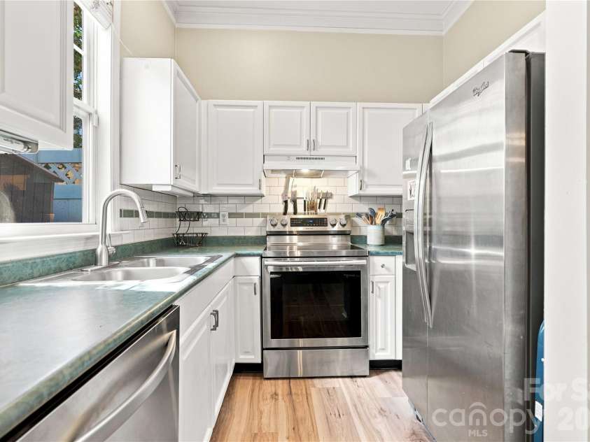 942 Hawthorne Bridge Court, Charlotte, NC 28204.  MLS# CAR4421282, YatesRealty ID 49548. 