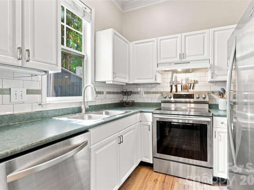 942 Hawthorne Bridge Court, Charlotte, NC 28204.  MLS# CAR4421282, YatesRealty ID 49548. 