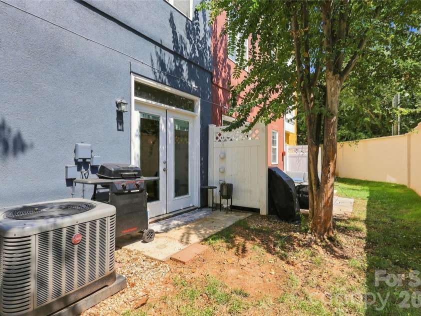 942 Hawthorne Bridge Court, Charlotte, NC 28204.  MLS# CAR4421282, YatesRealty ID 49548. 