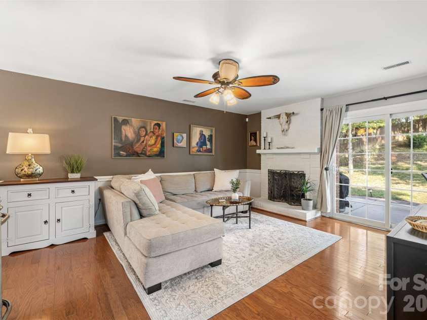 11714 Painted Tree Road, Charlotte, NC 28226.  MLS# CAR4421216, YatesRealty ID 49549. Freshly painted ceiling and accent wall!