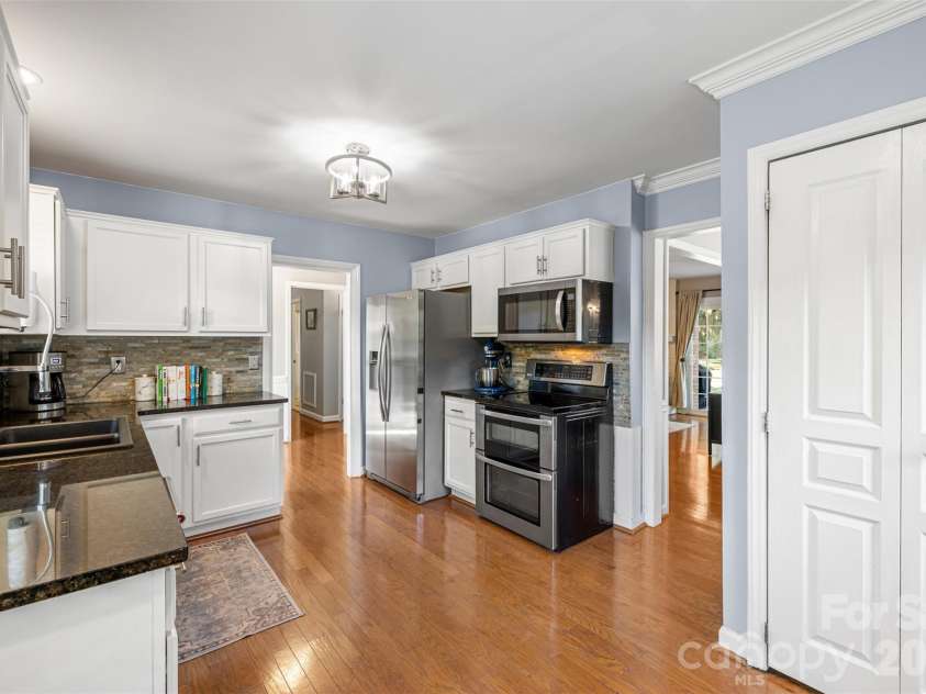 11714 Painted Tree Road, Charlotte, NC 28226.  MLS# CAR4421216, YatesRealty ID 49549. Newer SS appliances and laundry/ pantry closet for easy access!