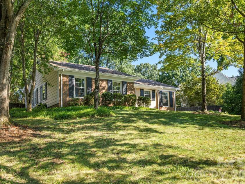 11714 Painted Tree Road, Charlotte, NC 28226.  MLS# CAR4421216, YatesRealty ID 49549. Welcome home to 11714 Painted Tree!