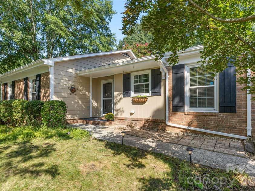 11714 Painted Tree Road, Charlotte, NC 28226.  MLS# CAR4421216, YatesRealty ID 49549. Welcoming entry with added pavers!