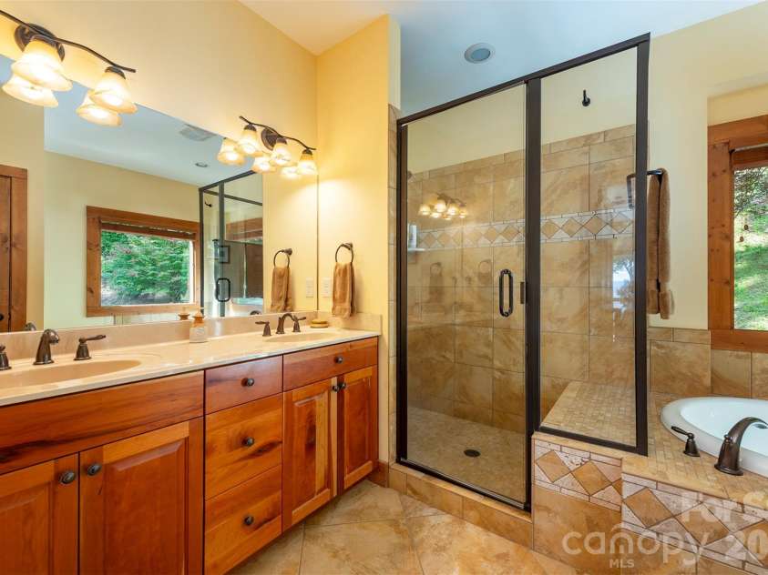 30 Wedgewood Terrace, Black Mountain, NC 28711.  MLS# CAR4421257, YatesRealty ID 49551. Primary Bath