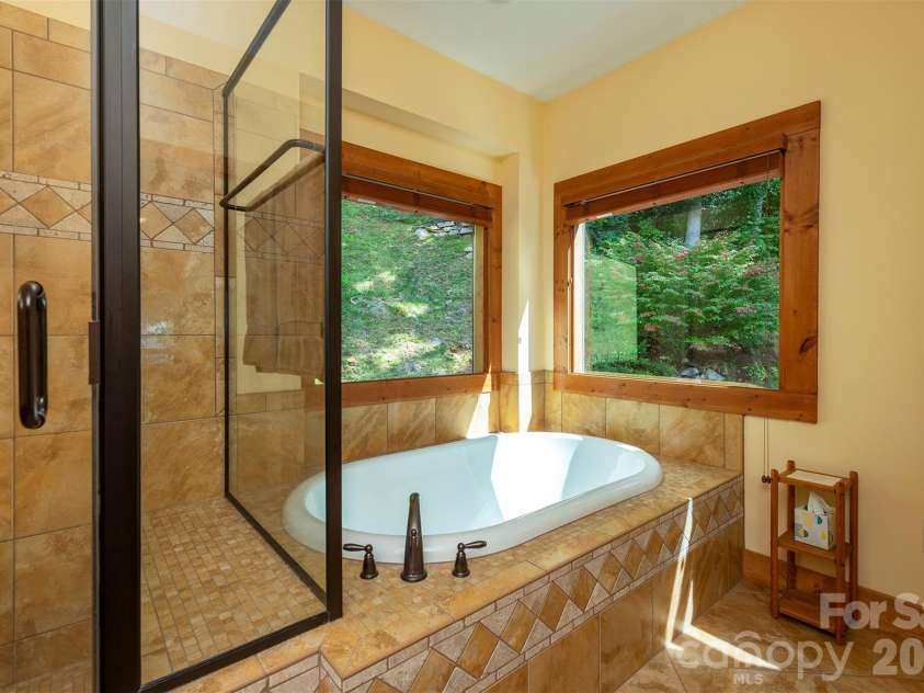 30 Wedgewood Terrace, Black Mountain, NC 28711.  MLS# CAR4421257, YatesRealty ID 49551. Primary Bath