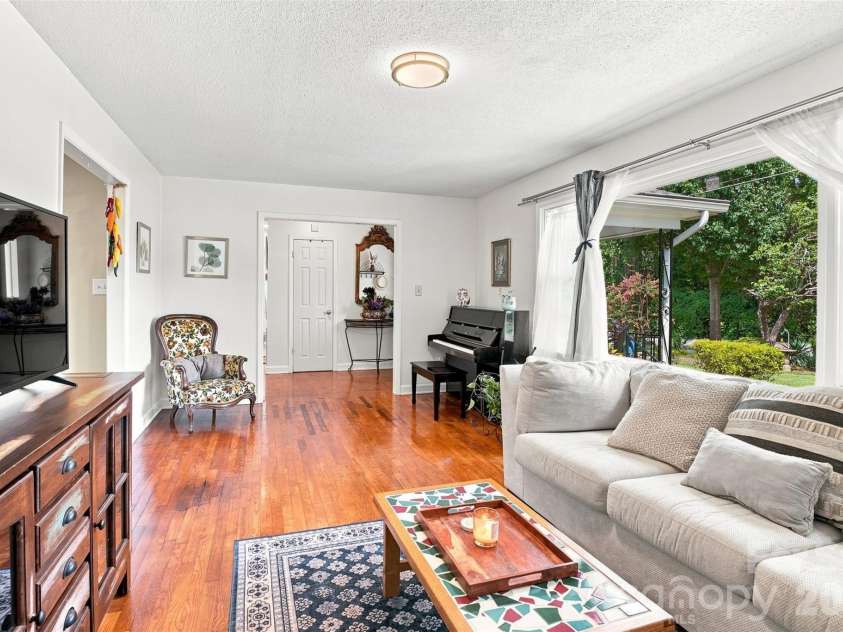 515 Lakewood Drive, Gastonia, NC 28056.  MLS# CAR4414104, YatesRealty ID 49555. 
