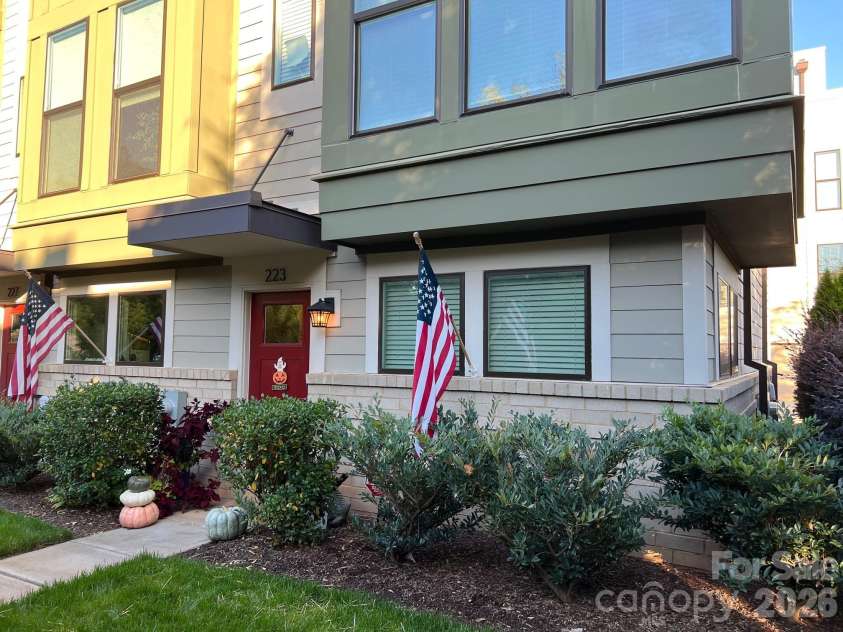 223 Uptown West Drive, Charlotte, NC 28208.  MLS# CAR4422556, YatesRealty ID 49562. 