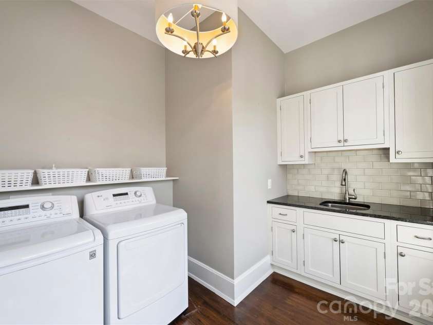 1136 Queens Road, Charlotte, NC 28207.  MLS# CAR4417695, YatesRealty ID 49563. 