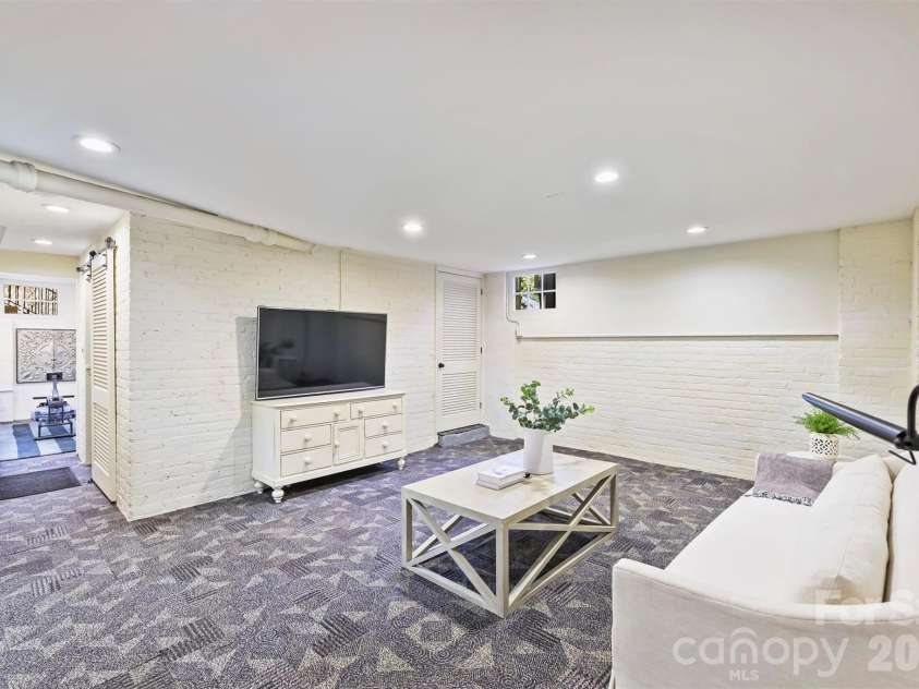 1136 Queens Road, Charlotte, NC 28207.  MLS# CAR4417695, YatesRealty ID 49563. 