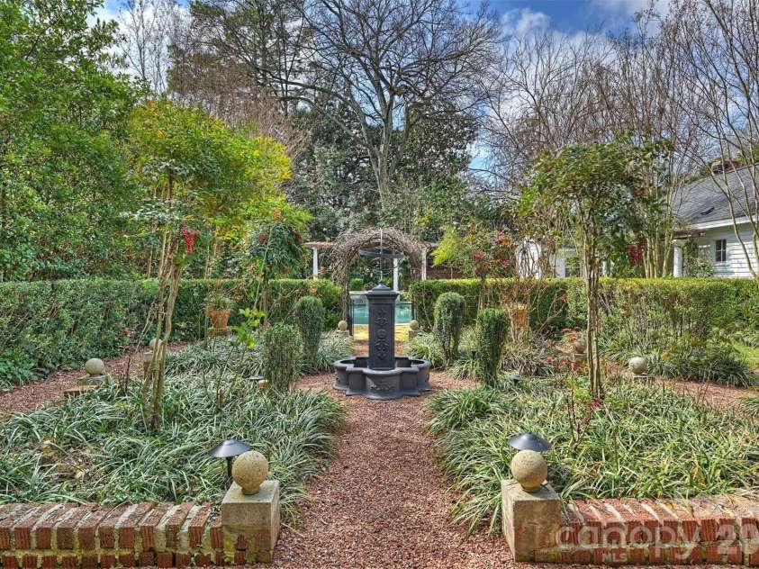 1136 Queens Road, Charlotte, NC 28207.  MLS# CAR4417695, YatesRealty ID 49563. 