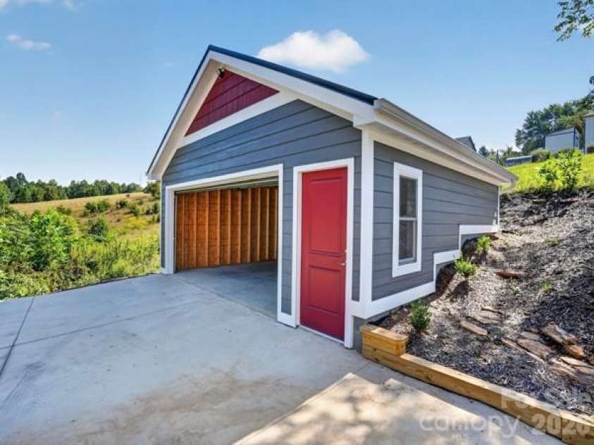 72 Jacks Paw Lane, Hendersonville, NC 28792.  MLS# CAR4419909, YatesRealty ID 49568. 