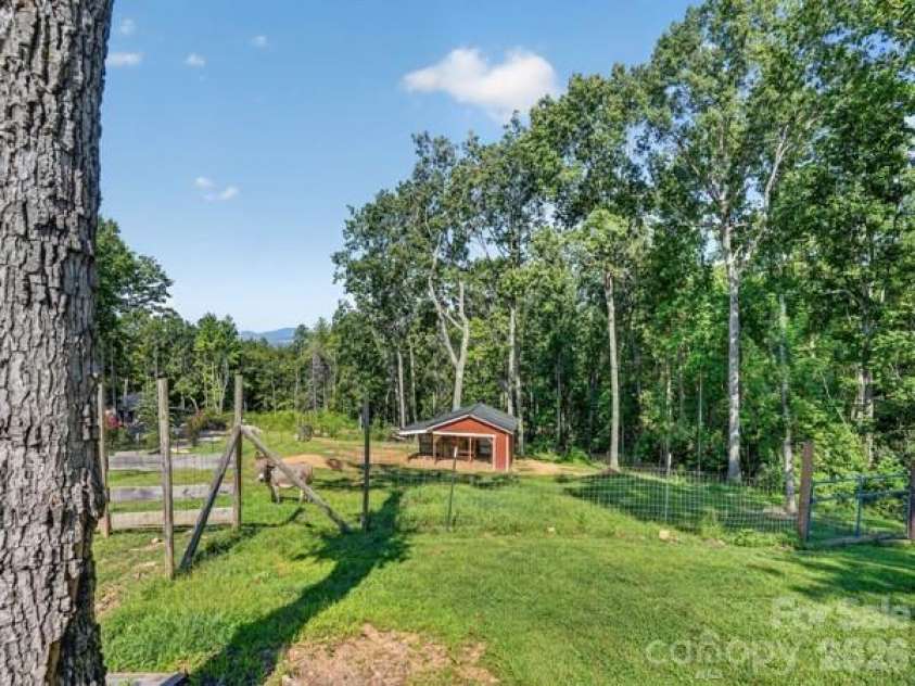 72 Jacks Paw Lane, Hendersonville, NC 28792.  MLS# CAR4419909, YatesRealty ID 49568. 