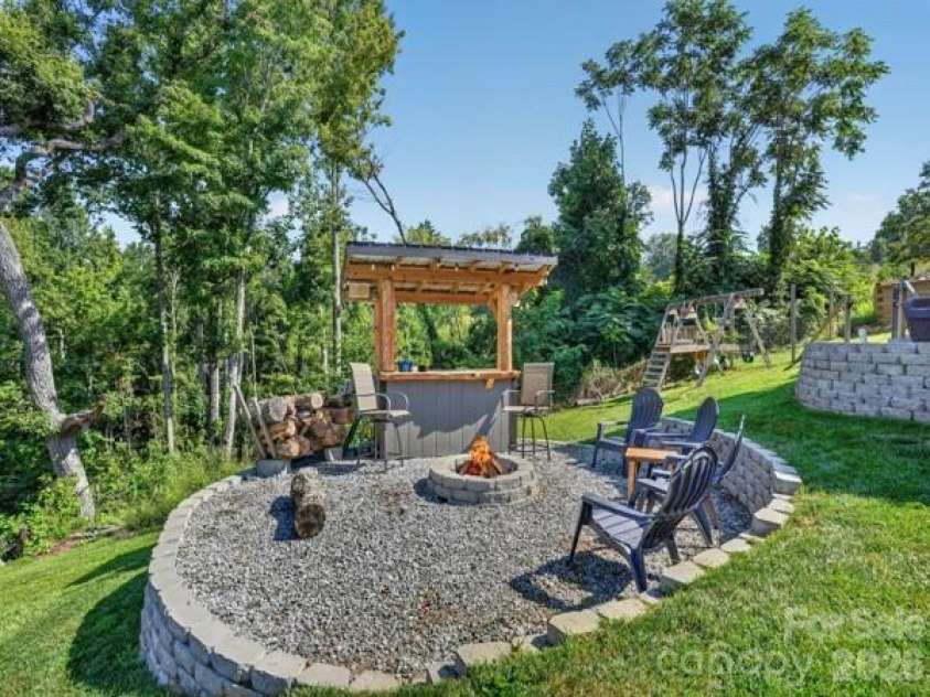 72 Jacks Paw Lane, Hendersonville, NC 28792.  MLS# CAR4419909, YatesRealty ID 49568. 