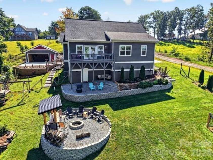 72 Jacks Paw Lane, Hendersonville, NC 28792.  MLS# CAR4419909, YatesRealty ID 49568. 