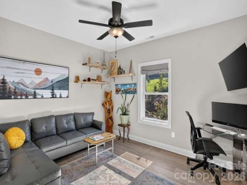 72 Jacks Paw Lane, Hendersonville, NC 28792.  MLS# CAR4419909, YatesRealty ID 49568. 