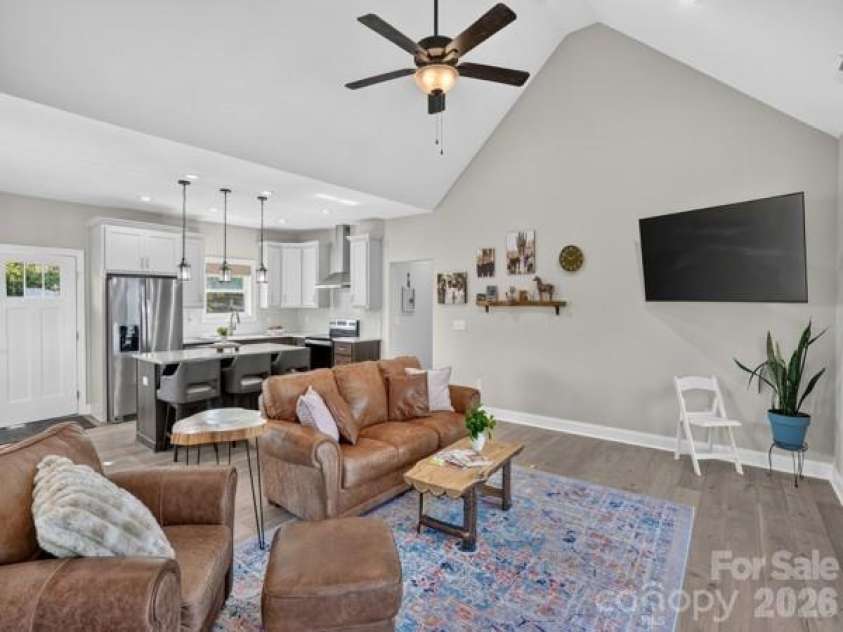 72 Jacks Paw Lane, Hendersonville, NC 28792.  MLS# CAR4419909, YatesRealty ID 49568. 