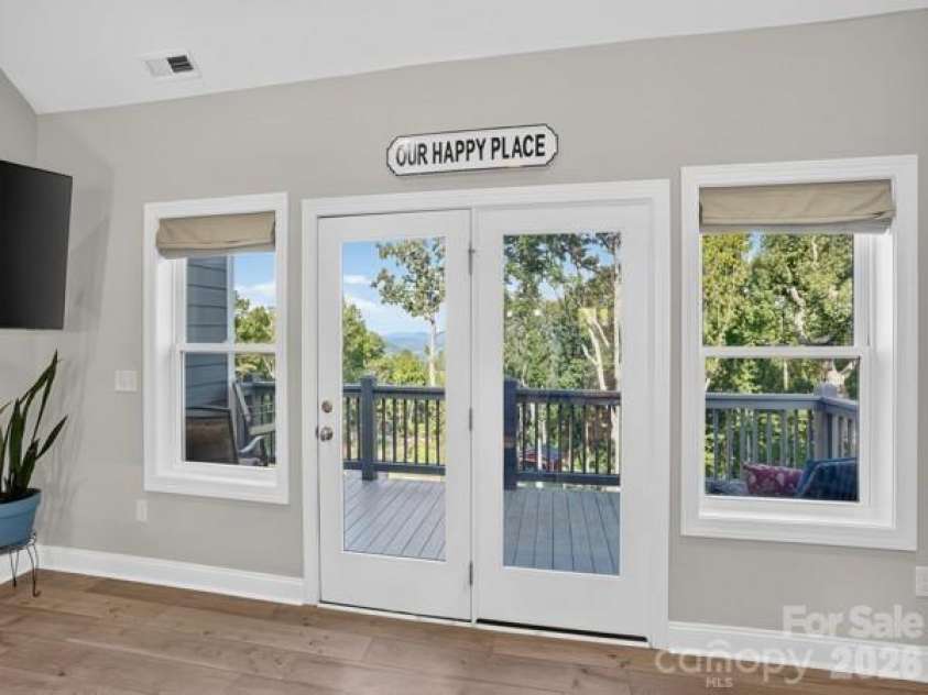 72 Jacks Paw Lane, Hendersonville, NC 28792.  MLS# CAR4419909, YatesRealty ID 49568. 